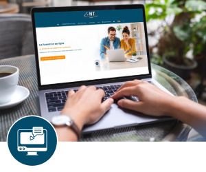 Une personne se connecte via un ordinateur à notre plateforme i-NT Learning